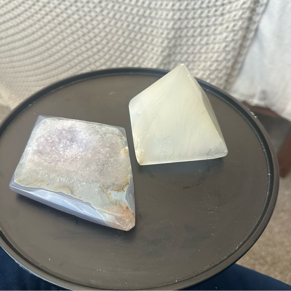 Selenite White Pyramid Crystal and Amethyst Crystal Tray NWOT
